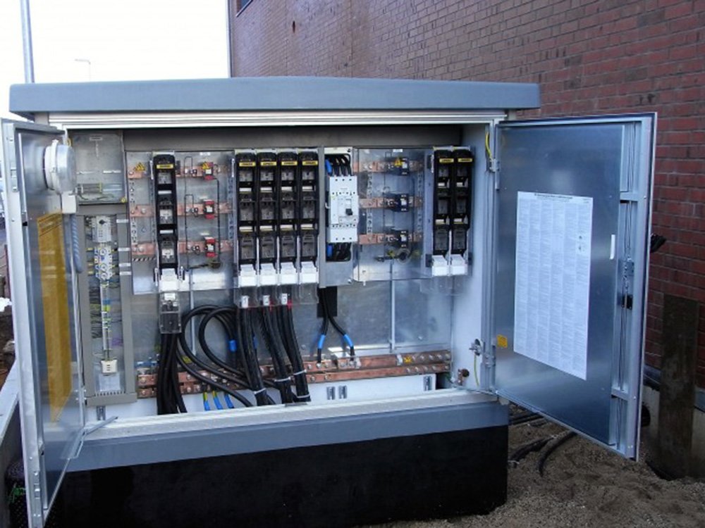 Offene Starkstromanlage mit elektrischer Verteilung, Kabelanschl&uuml;ssen und technischer Infrastruktur im Au&szlig;enbereich